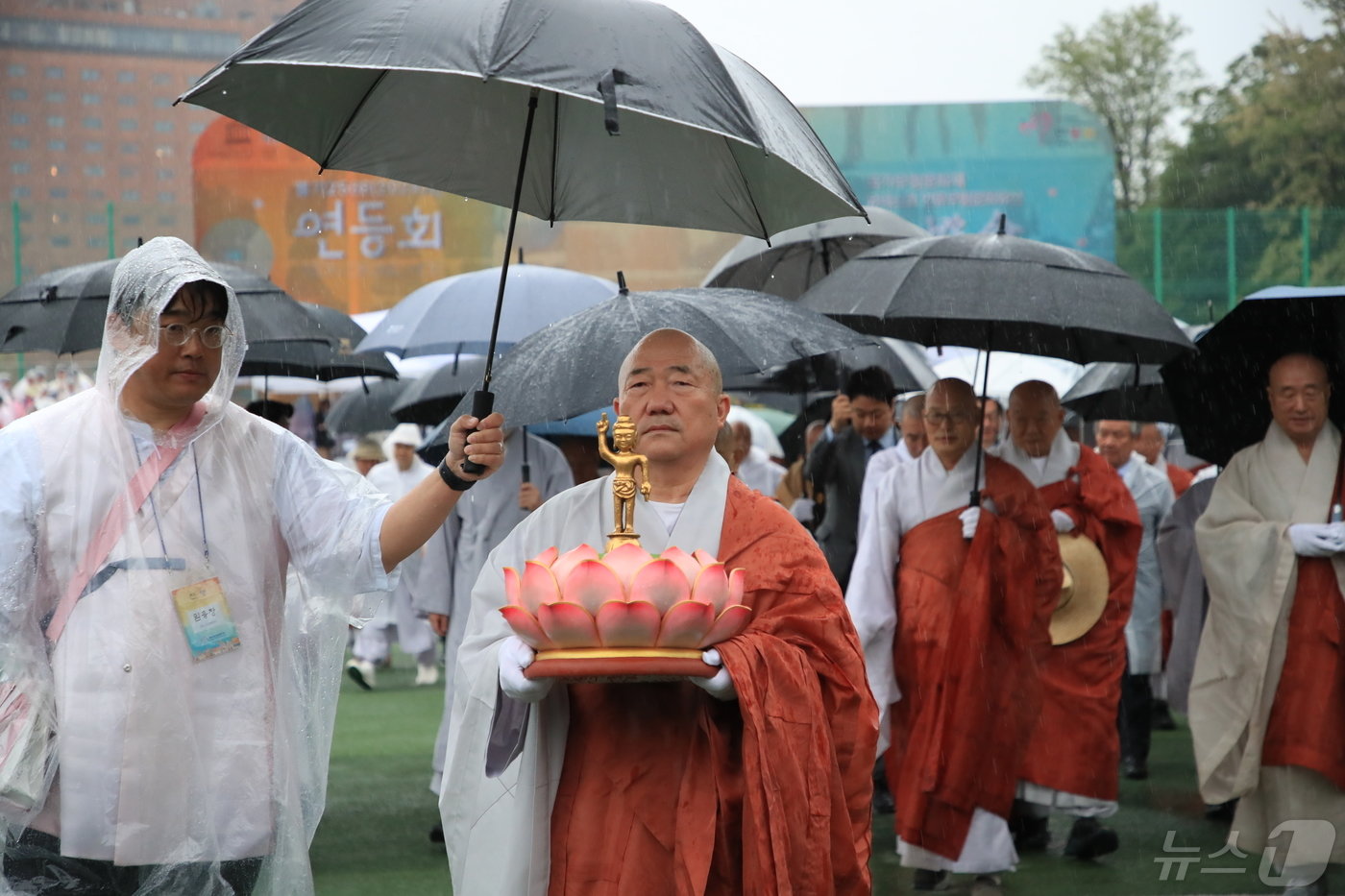 본문 이미지 - 11일 오후 서울 중구 동국대학교 대운동장에서 2024 연등회 개회를 알리는 연등법회가 봉행되고 있다. (대한불교조계종 제공) 2024.5.11/뉴스1