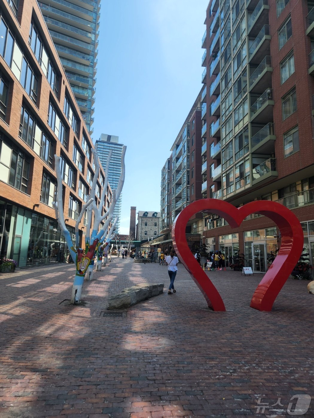 본문 이미지 - 1900년에 문을 닫은 양조장을 개조하여 2003년 문화, 예술의 거리로 바꾼 토론토 디스티러리 히스토릭 디스트릭트&#40;Distillery Historic Districts&#41; 거리는 빅토리아 시대의 건물들과 현대적인 디자인이 결합되어 엔터데인먼트, 창조성 등이 결합된 차가 다니지 않는 보행자들을 위한 전통 있는 상업지구이다.&#40;2023. 08.07&#41; ⓒ 뉴스1 김남희 통신원