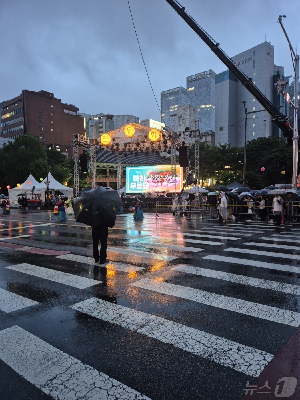 본문 이미지 - 11일 오후 서울 종로구 보신각 사거리에서 연등회 행사가 열리고 있다./뉴스1 ⓒ News1 서상혁 기자