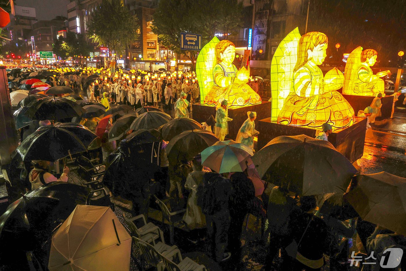 본문 이미지 - 불기 2568년 부처님오신날을 나흘 앞둔 11일 저녁 서울 종로구 보신각 사거리 일대에서 '연등회' 행렬이 이어지고 있다. 2024.5.11/뉴스1 ⓒ News1 민경석 기자