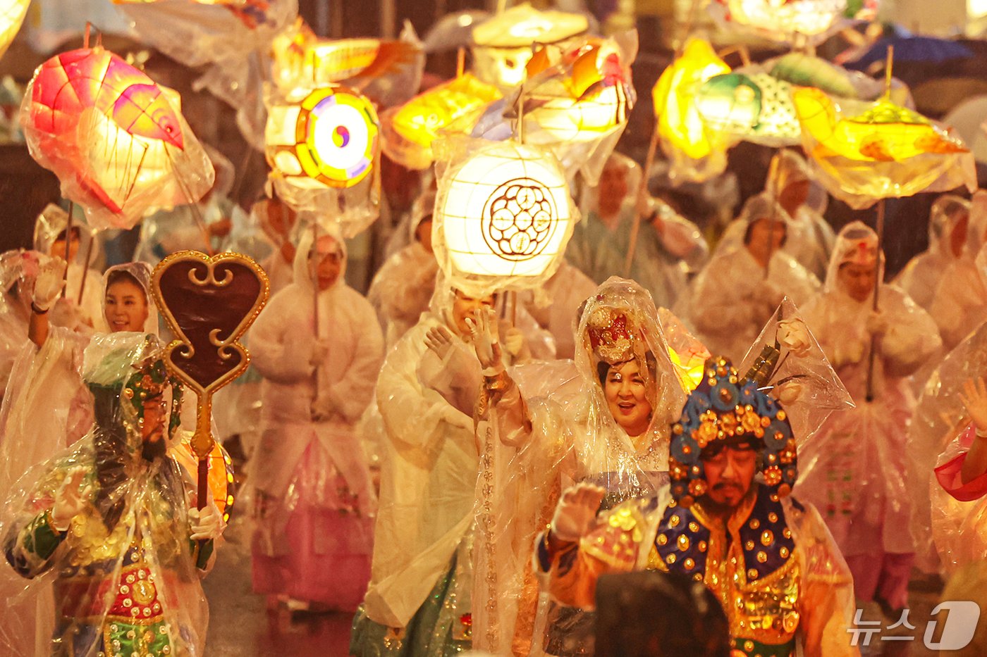본문 이미지 - 불기 2568년 부처님오신날을 나흘 앞둔 11일 저녁 서울 종로구 보신각 사거리 일대에서 '연등회' 행렬이 이어지고 있다. 2024.5.11/뉴스1 ⓒ News1 민경석 기자