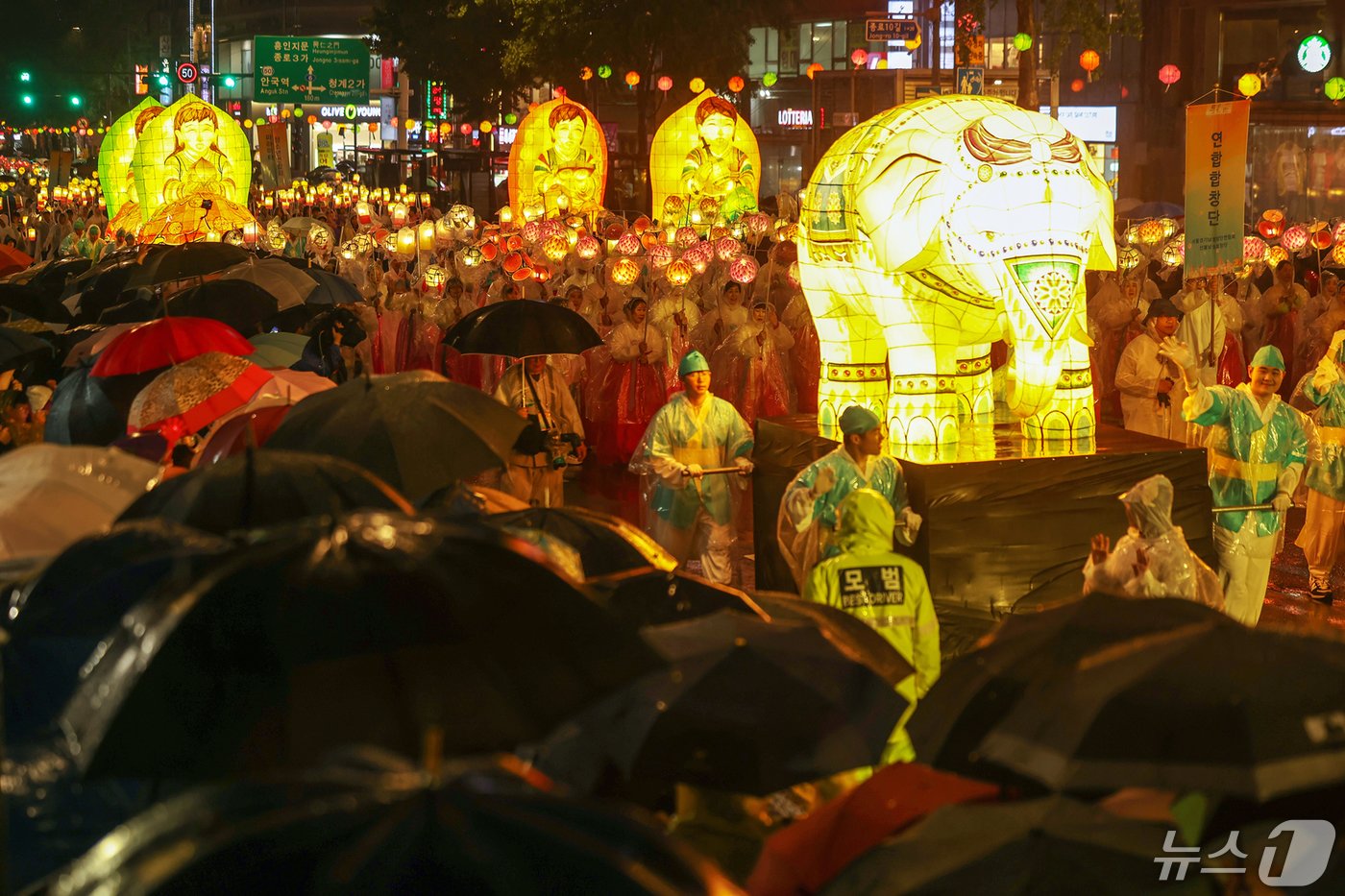 본문 이미지 - 불기 2568년 부처님오신날을 나흘 앞둔 11일 저녁 서울 종로구 보신각 사거리 일대에서 '연등회' 행렬이 이어지고 있다. 2024.5.11/뉴스1 ⓒ News1 민경석 기자