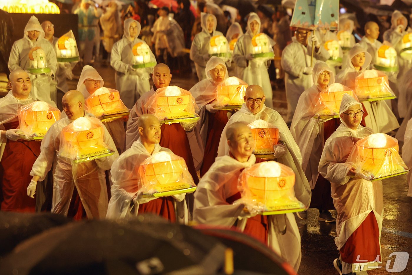본문 이미지 - 불기 2568년 부처님오신날을 나흘 앞둔 11일 저녁 서울 종로구 보신각 사거리 일대에서 '연등회' 행렬이 이어지고 있다. 2024.5.11/뉴스1 ⓒ News1 민경석 기자