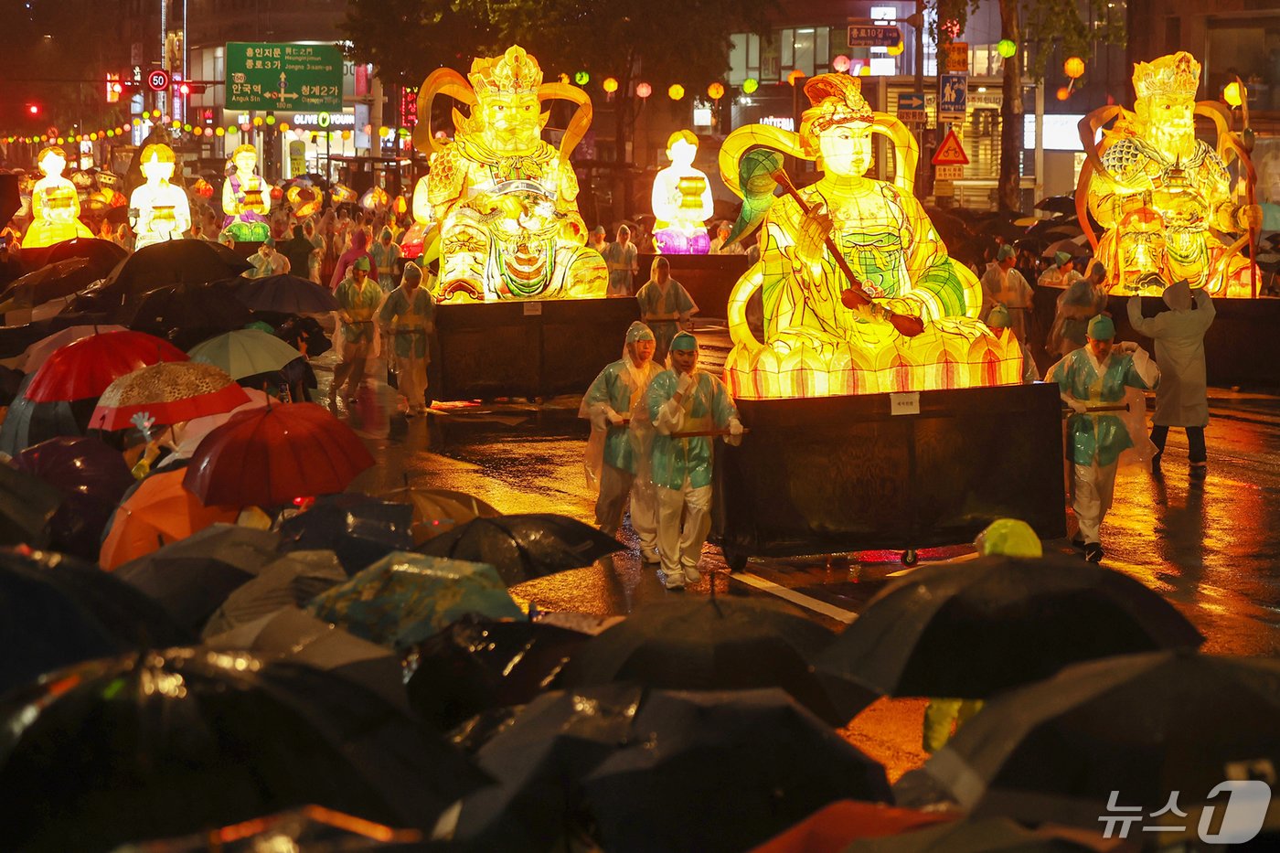 본문 이미지 - 불기 2568년 부처님오신날을 나흘 앞둔 11일 저녁 서울 종로구 보신각 사거리 일대에서 '연등회' 행렬이 이어지고 있다.  2024.5.11/뉴스1 ⓒ News1 민경석 기자