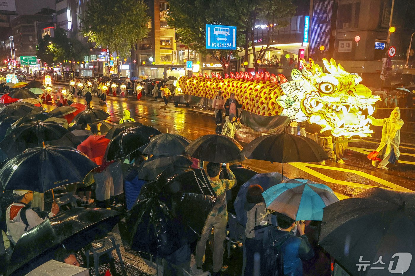 본문 이미지 - 불기 2568년 부처님오신날을 나흘 앞둔 11일 저녁 서울 종로구 보신각 사거리 일대에서 '연등회' 행렬이 이어지고 있다. 2024.5.11/뉴스1 ⓒ News1 민경석 기자