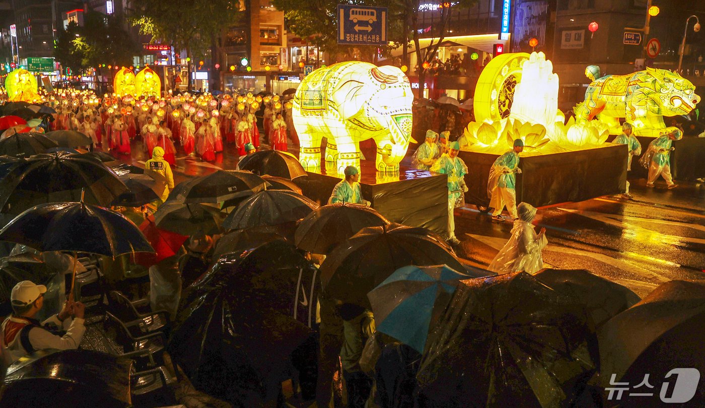본문 이미지 - 불기 2568년 부처님오신날을 나흘 앞둔 11일 저녁 서울 종로구 보신각 사거리 일대에서 '연등회' 행렬이 이어지고 있다. 2024.5.11/뉴스1 ⓒ News1 민경석 기자