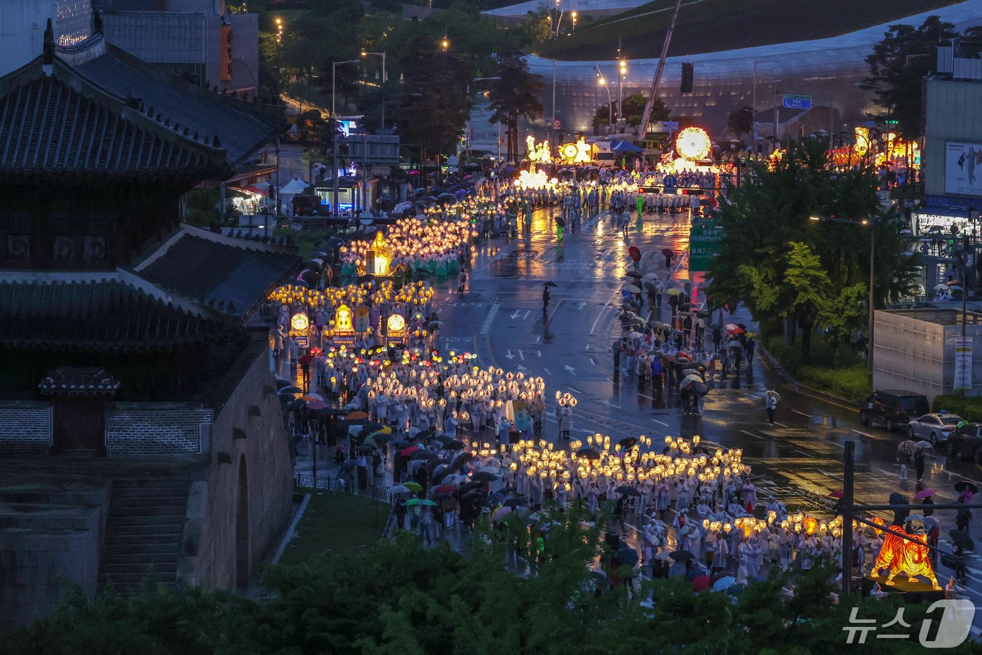 본문 이미지 - 불기 2568년 부처님오신날을 나흘 앞둔 11일 저녁 서울 종로구 흥인지문 앞으로 '연등회' 행렬이 이어지고 있다.  2024.5.11/뉴스1 ⓒ News1 민경석 기자
