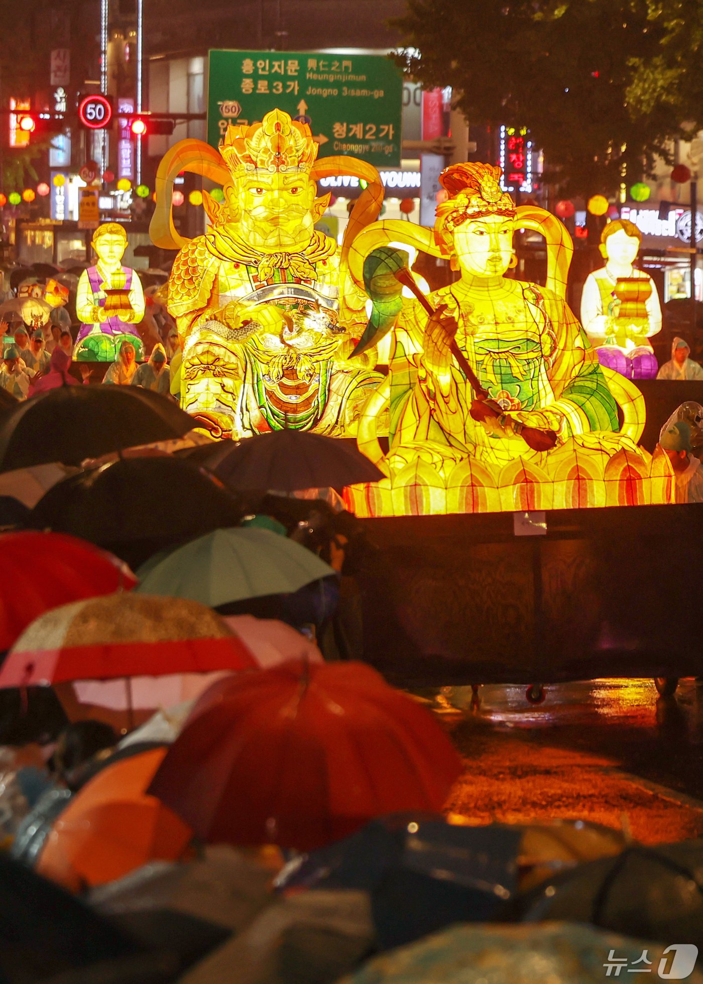 본문 이미지 - 불기 2568년 부처님오신날을 나흘 앞둔 11일 저녁 서울 종로구 보신각 사거리 일대에서 '연등회' 행렬이 이어지고 있다. 2024.5.11/뉴스1 ⓒ News1 민경석 기자