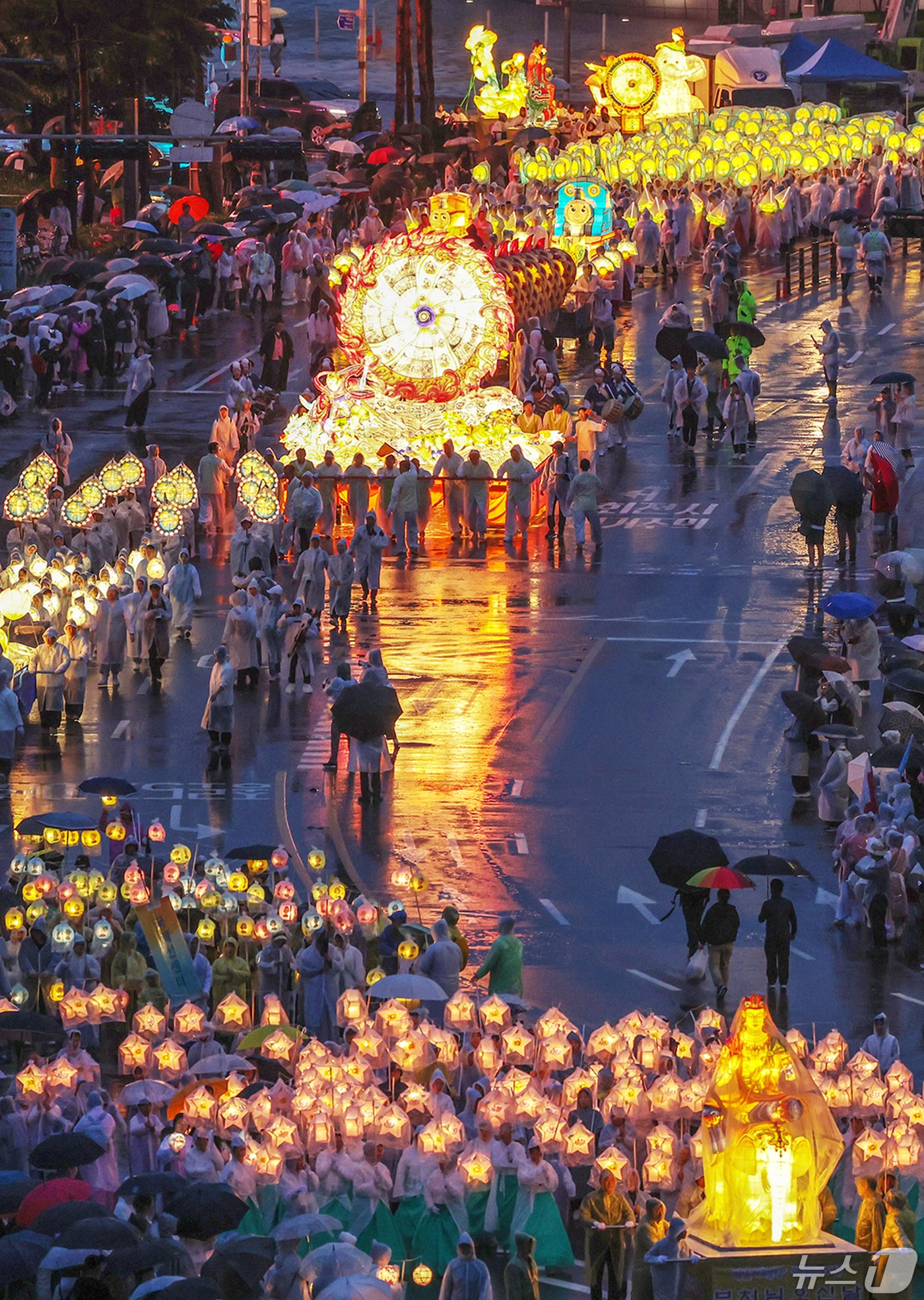 본문 이미지 - 불기 2568년 부처님오신날을 나흘 앞둔 11일 저녁 서울 종로구 흥인지문 앞으로 '연등회' 행렬이 이어지고 있다.  2024.5.11/뉴스1 ⓒ News1 민경석 기자