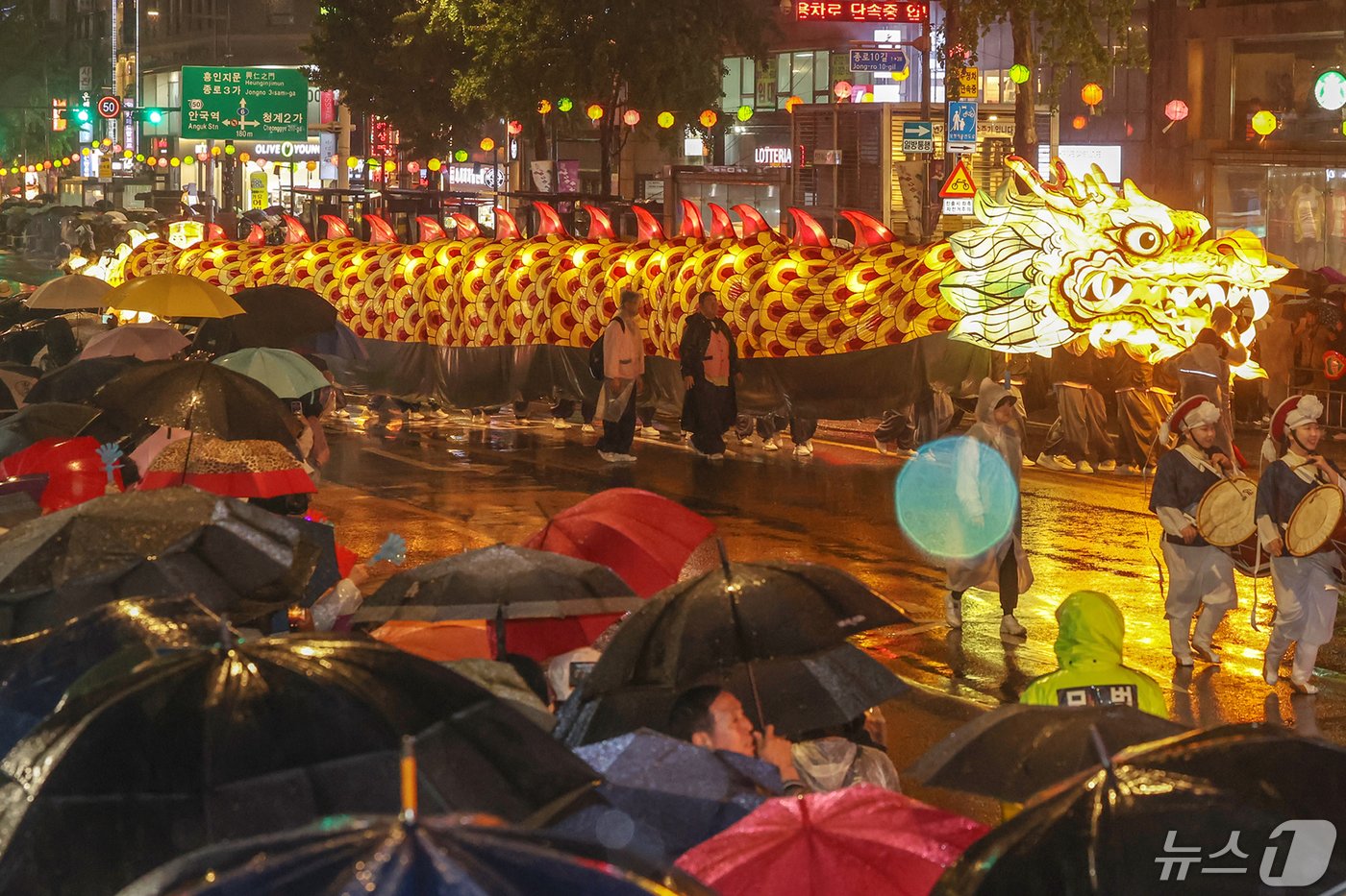 본문 이미지 - 불기 2568년 부처님오신날을 나흘 앞둔 11일 저녁 서울 종로구 보신각 사거리 일대에서 '연등회' 행렬이 이어지고 있다. 2024.5.11/뉴스1 ⓒ News1 민경석 기자