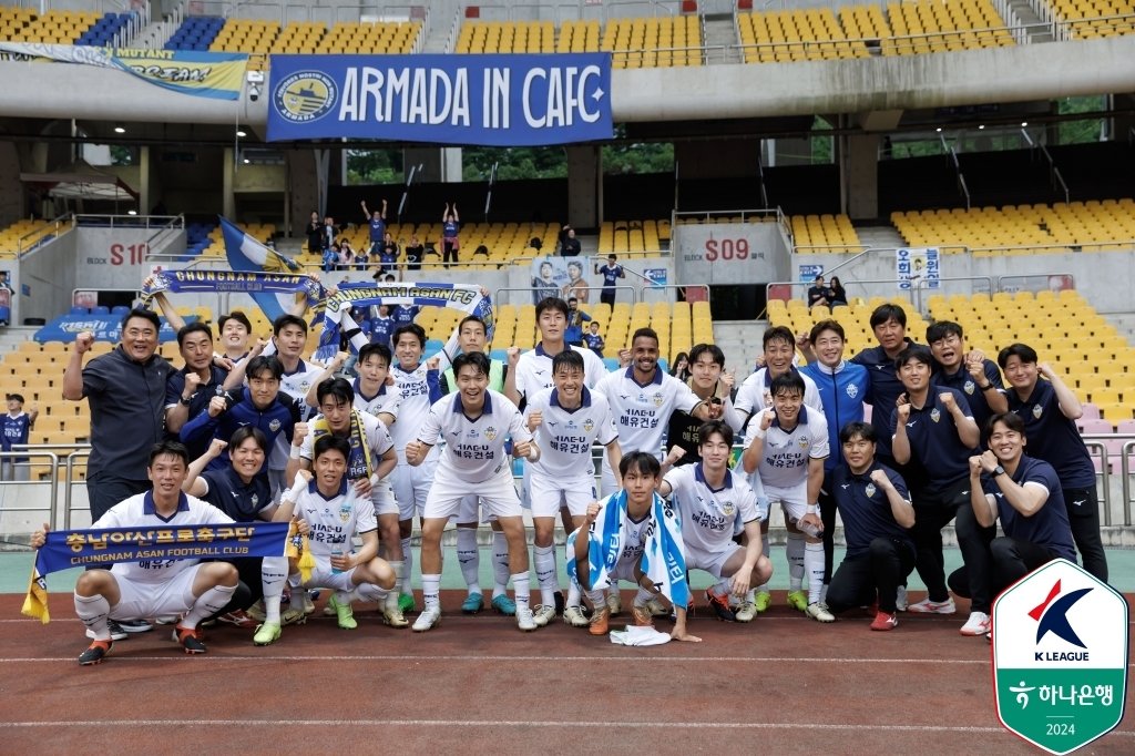 부산 원정서 승리한 충남아산 선수단&#40;한국프로축구연맹 제공&#41;