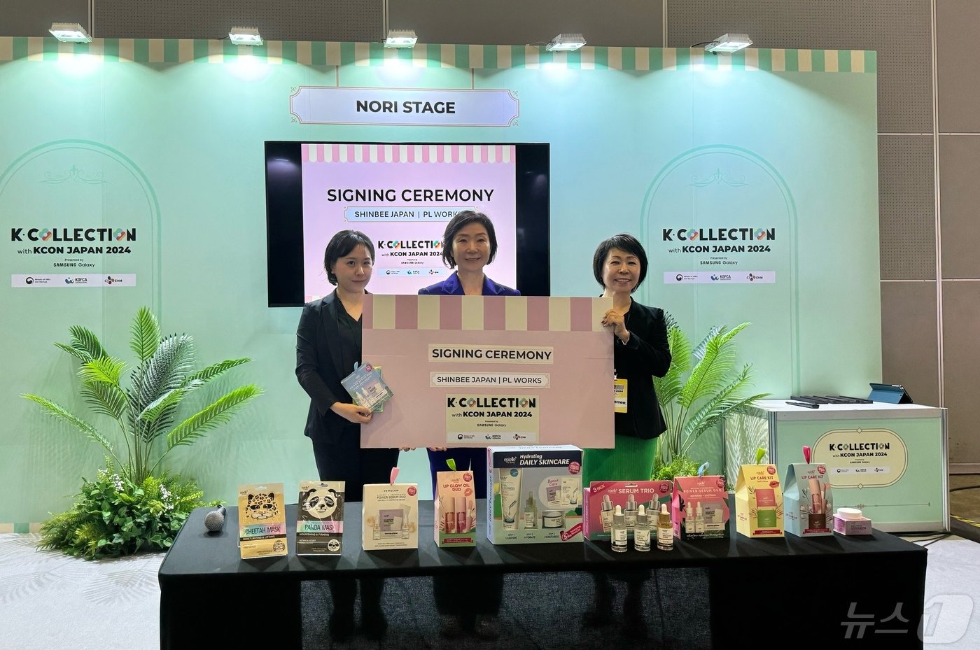 본문 이미지 - 11일 일본 도쿄에서 열린 'KCON JAPAN 2024' 내 중소기업 제품 판촉 행사장 'K-컬렉션'에 관람객들이 붐빈다. ⓒ News1 이민주 기자