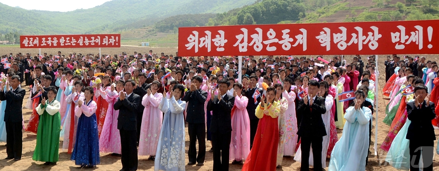 (평양 노동신문=뉴스1) = 북한 노동당 기관지 노동신문은 12일 곽산군 당상농장에서 지난 10일 살림집 입사모임이 진행됐다고 보도했다. [국내에서만 사용가능. 재배포 금지. DB …