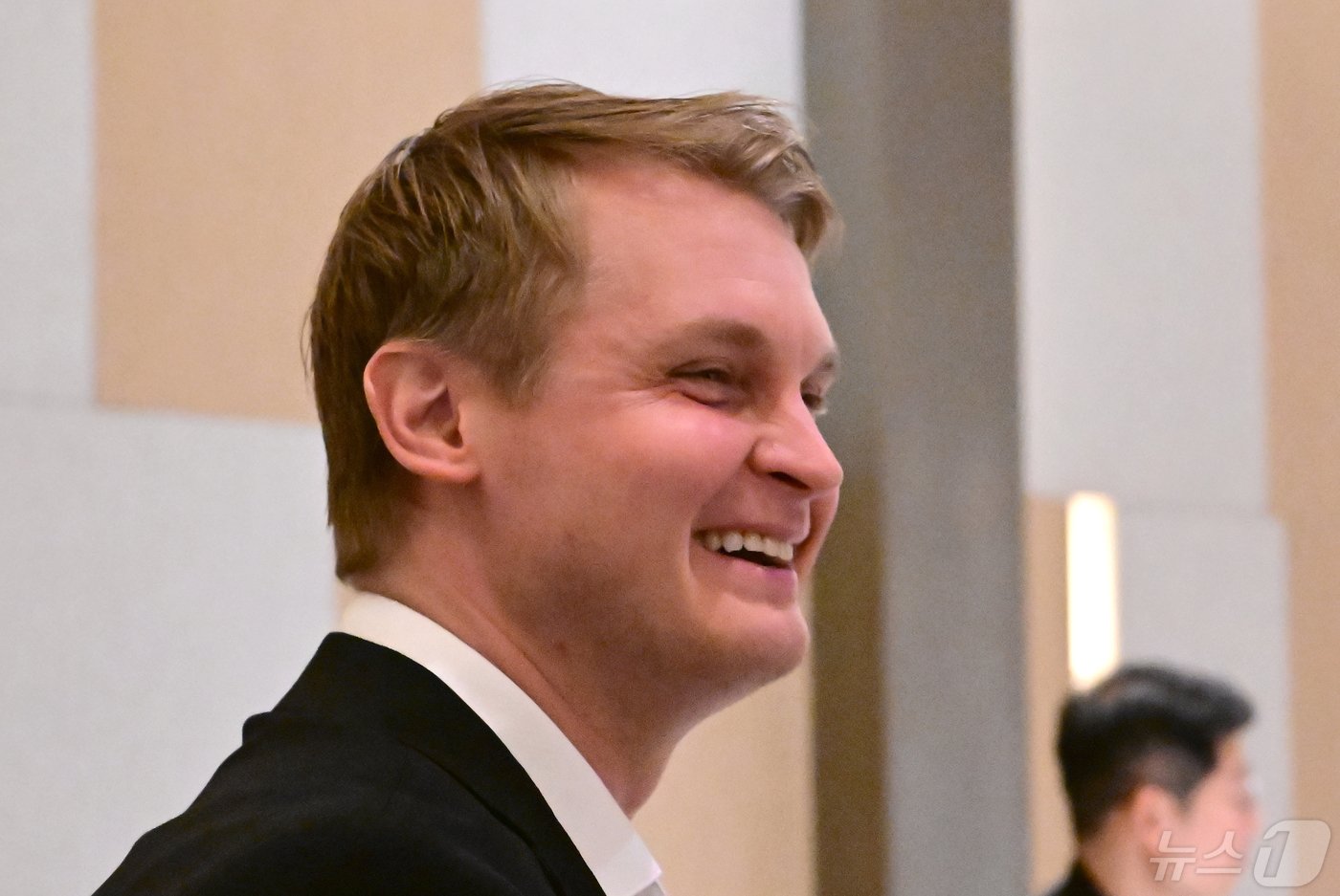 본문 이미지 - 11일(한국시간) 열린 V리그 남자부 외국인선수 드래프트에서 전체 1순위 지명권을 얻은 토미 틸리카이넨 대한항공 감독이 활짝 웃고 있다. (KOVO 제공)