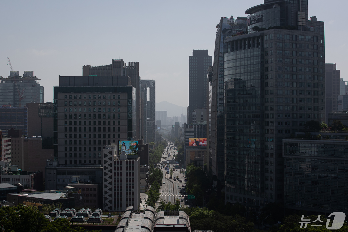 (서울=뉴스1) 유승관 기자 = 비가 그친 뒤 황사 유입으로 수도권 등에 미세먼지 농도가 '나쁨' 수준을 보인 12일 서울 도심에 뿌옇게 황사가 내려앉아 있다. 2024.5.12/ …