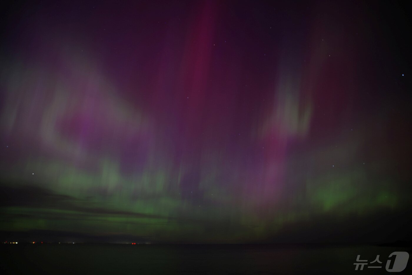 본문 이미지 - 미국 매사추세츠주 글로스터 앞바다에서 오로라(북극광)가 하늘을 밝히고 있다.2024. 5.10 ⓒ 로이터=뉴스1 