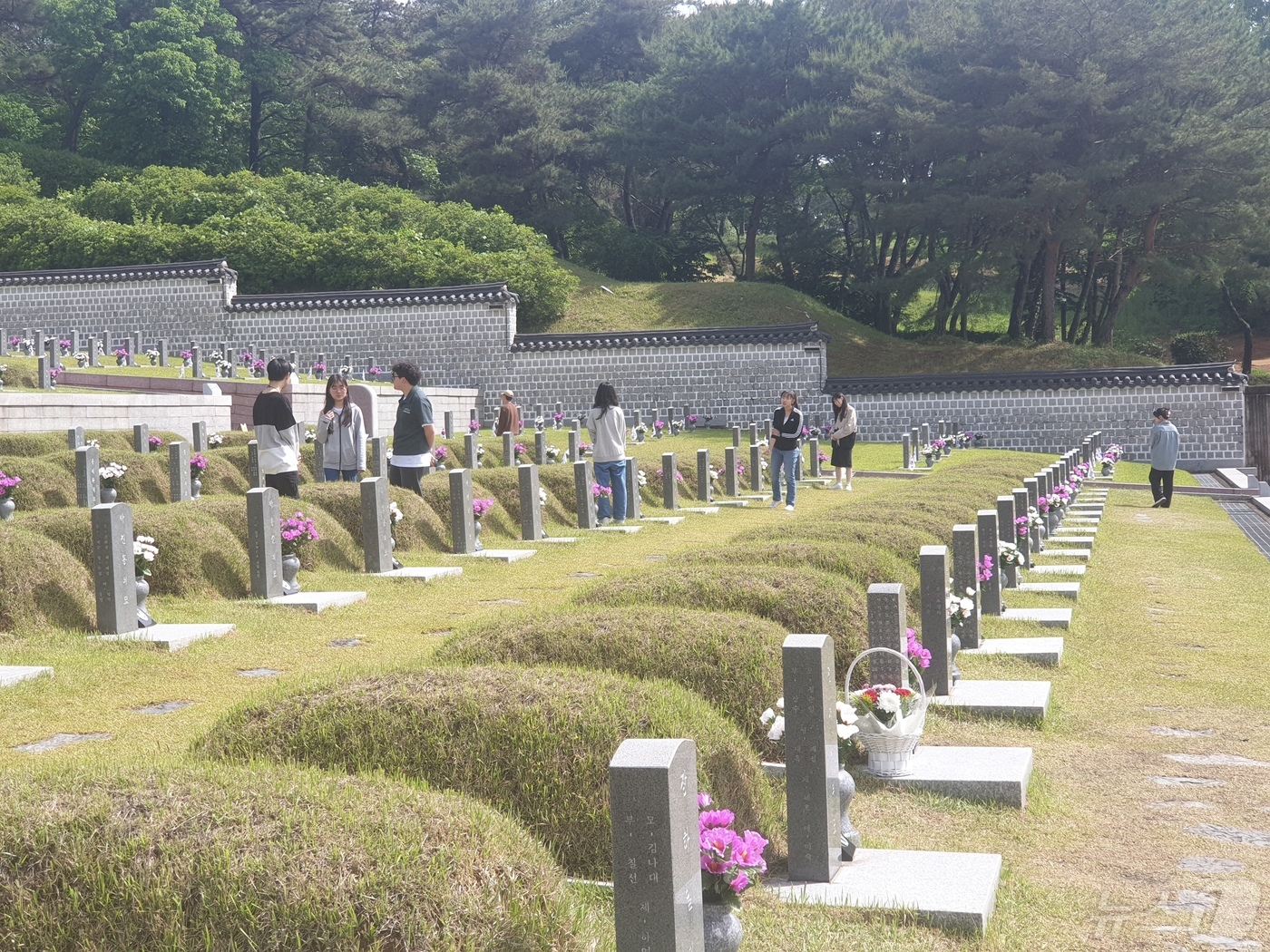 (광주=뉴스1) 전원 기자 = 12일 오전 9시30분쯤 광주 북구 운정동 국립5.18민주묘역을 찾은 동국대 역사교육과 학생들이 오월영령들에게 참배하고 있다. 2024.5.12/뉴스 …