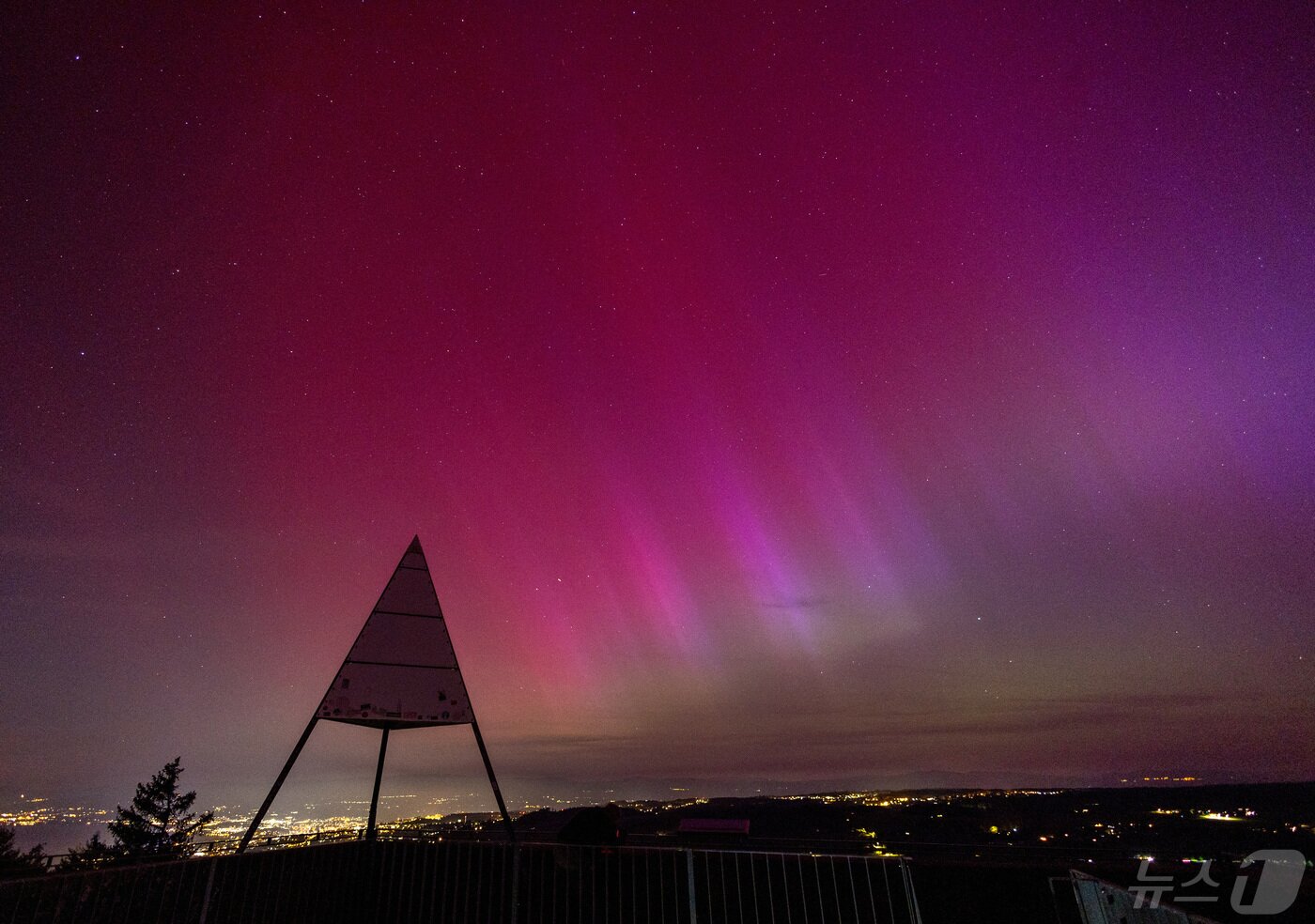 본문 이미지 - 유럽 스위스와 프랑스 사이 국경 도시 리엑스의 투르 드 구르제에서 오로라가 보인다. 로이터/데니스 발리부스 ⓒ 로이터=뉴스1 