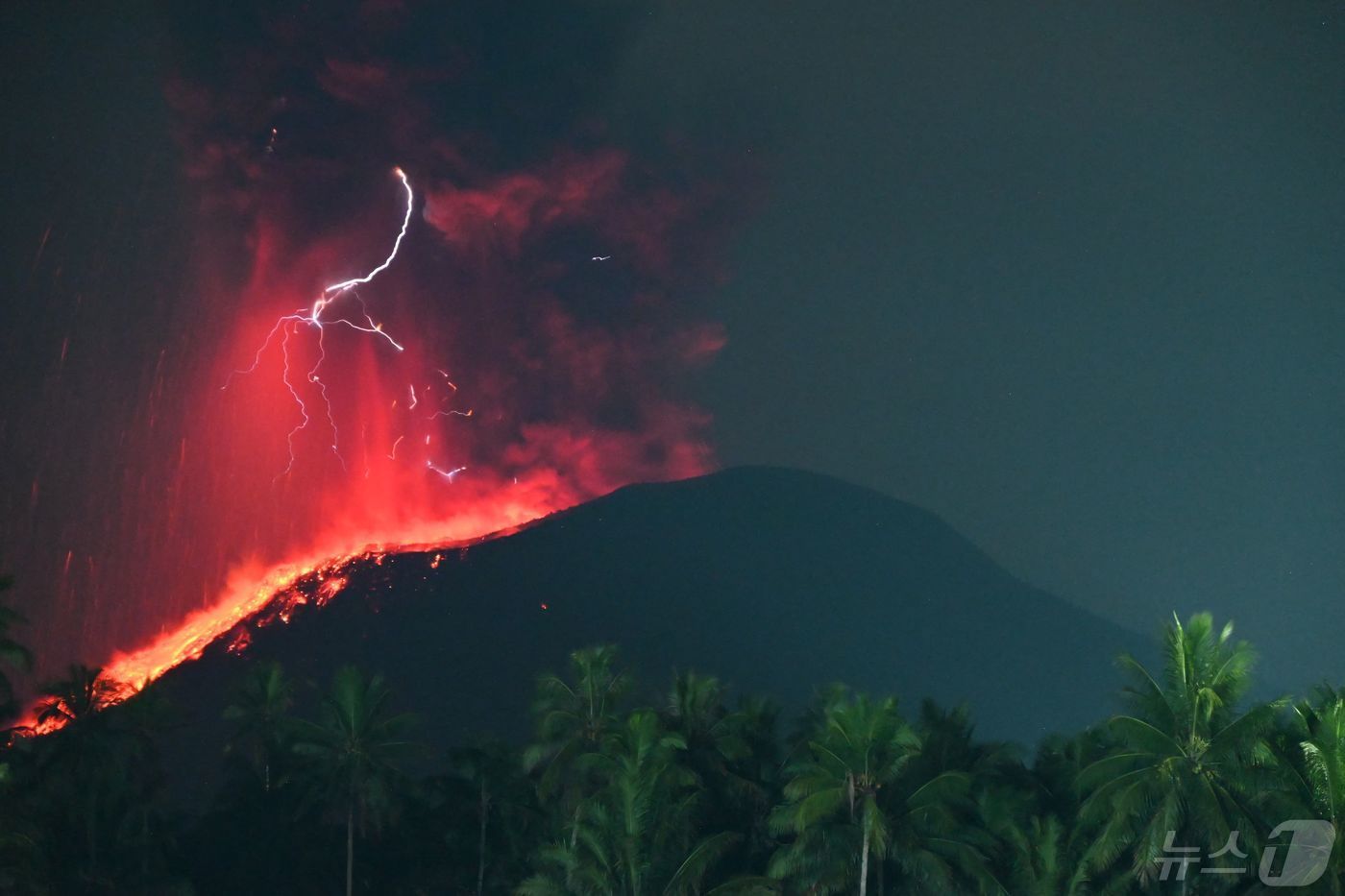 본문 이미지 - 11일(현지시간) 인도네시아 북말루쿠주 할마헤라 섬에 있는 이부 화산이 분화해 붉은 용암을 분출하고 있다. 2024.05.12 ⓒ AFP=뉴스1 ⓒ News1 우동명 기자