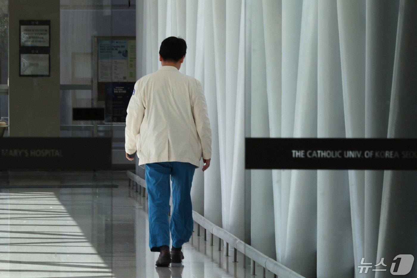 본문 이미지 - 서울 시내 대형병원에서 의료진이 이동하고 있다 2024.5.12/뉴스1 ⓒ News1 신웅수 기자