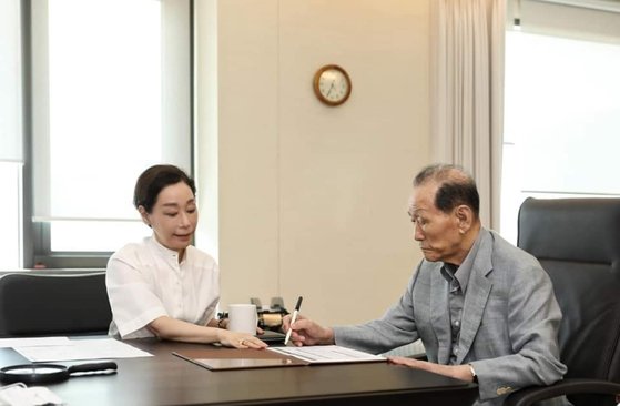 구지은 아워홈 부회장과 고&#40;故&#41; 구자학 회장 모습. 아워홈 마곡 본사 집무실에서. &#40;구지은 부회장 SNS 갈무리&#41; 