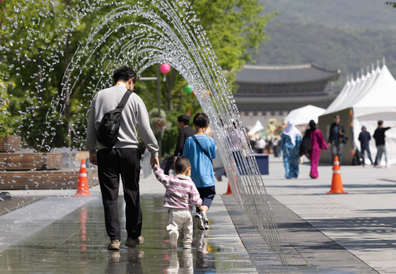"아이 돌보고 올게요"…억대 연봉 은행원 파파, '육아휴직' 바람