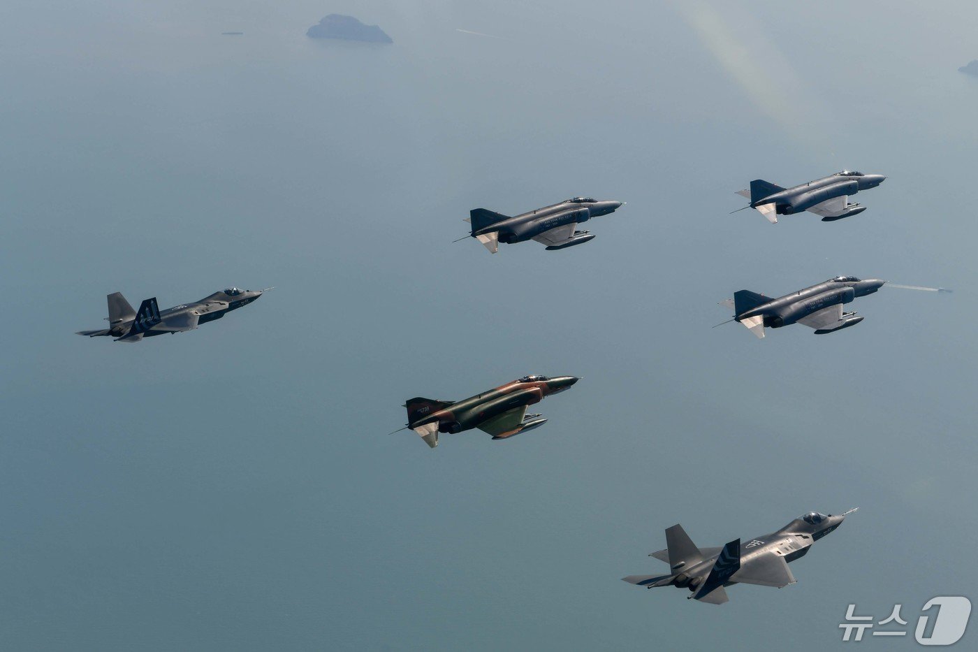 공군은 12일 &#39;필승편대&#39; F-4E 팬텀 4대가 49년 만의 국토순례 비행을 성공적으로 실시했다고 밝혔다. 사진은 팬텀과 KF-21이 편대 비행을 하고 있는 모습. KF-21은 F-4와 F-5를 대체하기 위해 국내개발된 전투기로, 2026년부터 공군에 배치될 예정이다. &#40;공군 제공&#41; 2024.5.12/뉴스1