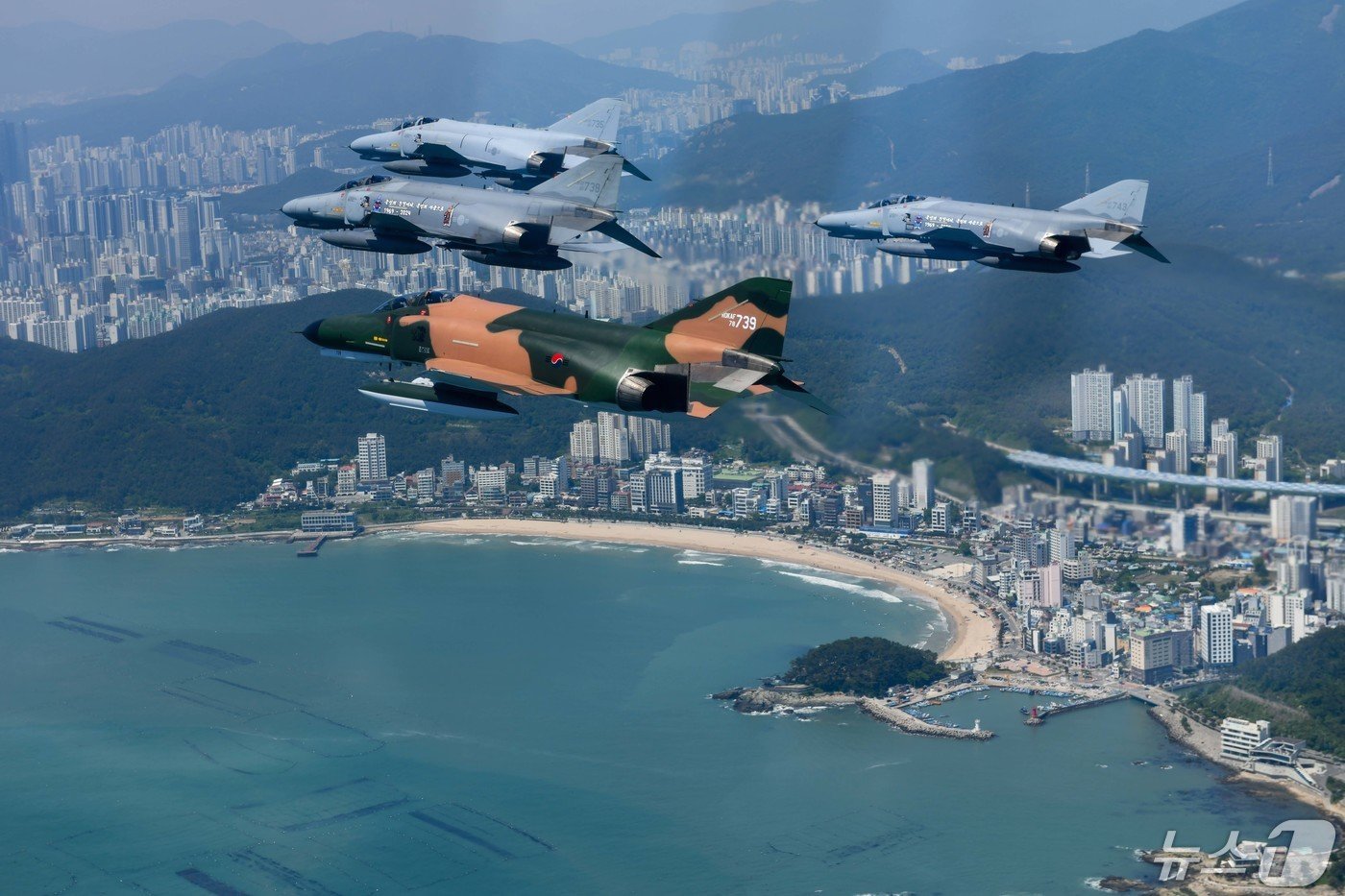 공군은 12일 &#39;필승편대&#39; F-4E 팬텀 4대가 49년 만의 국토순례 비행을 성공적으로 실시했다고 밝혔다. 사진은 지난 9일 팬텀 필승편대가 국토순례 비행 중 부산 송정 상공을 지나는 모습. &#40;공군 제공&#41; 2024.5.12/뉴스1