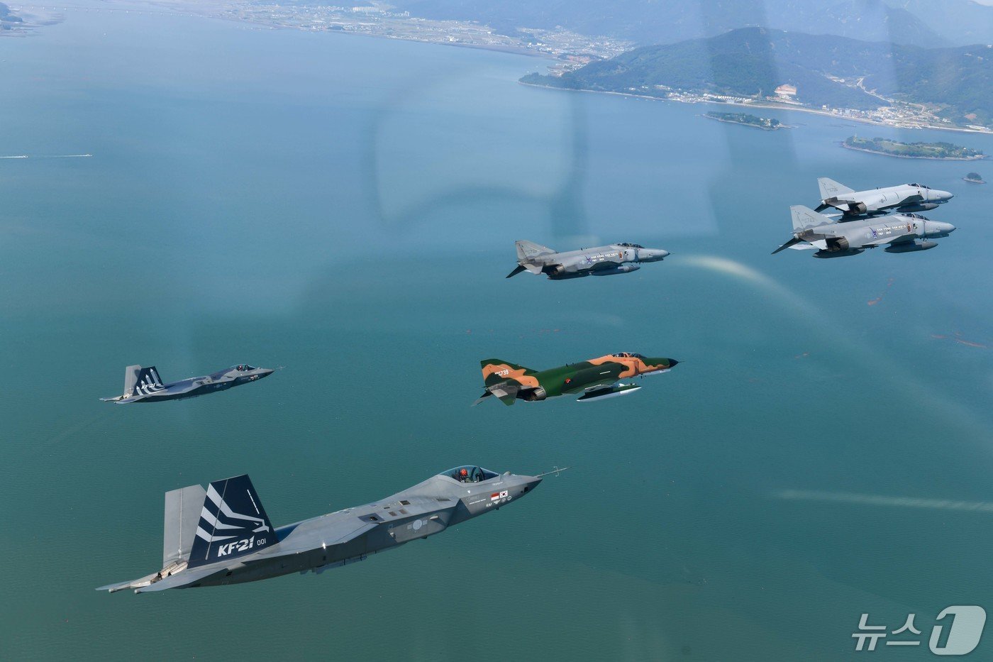 본문 이미지 - 공군은 12일 '필승편대' F-4E 팬텀 4대가 49년 만의 국토순례 비행을 성공적으로 실시했다고 밝혔다. 사진은 지난 9일 팬텀 필승편대가 국토순례 비행 중 삼천포 상공을 지나는 모습. (공군 제공) 2024.5.12/뉴스1