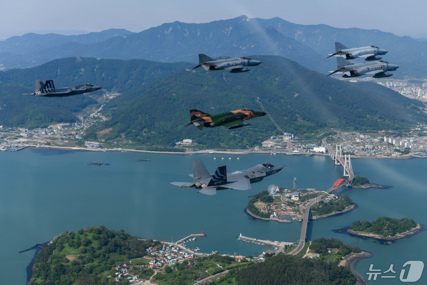 공군은 12일 &#39;필승편대&#39; F-4E 팬텀 4대가 49년 만의 국토순례 비행을 성공적으로 실시했다고 밝혔다. 사진은 지난 9일 팬텀 필승편대가 한반도 상공에서 국토순례 비행 중 삼천포 대교 위를 지나는 모습. &#40;공군 제공&#41; 2024.5.12/뉴스1