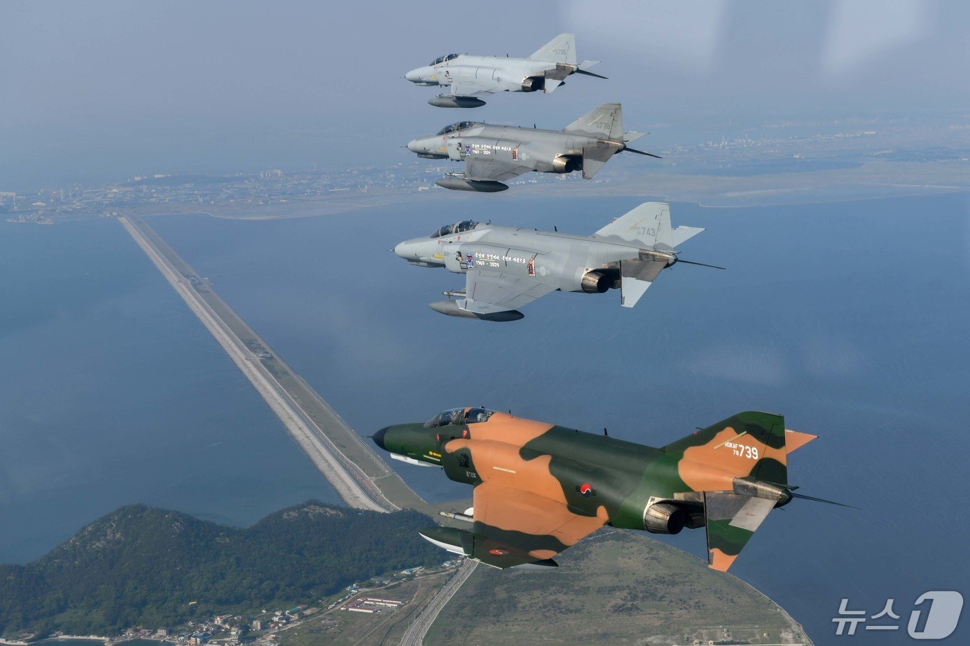 공군은 12일 &#39;필승편대&#39; F-4E 팬텀 4대가 49년 만의 국토순례 비행을 성공적으로 실시했다고 밝혔다. 사진은 지난 9일 팬텀 필승편대가 한반도 상공에서 국토순례 비행 중 새만금 상공을 지나는 모습. &#40;공군 제공&#41; 2024.5.12/뉴스1