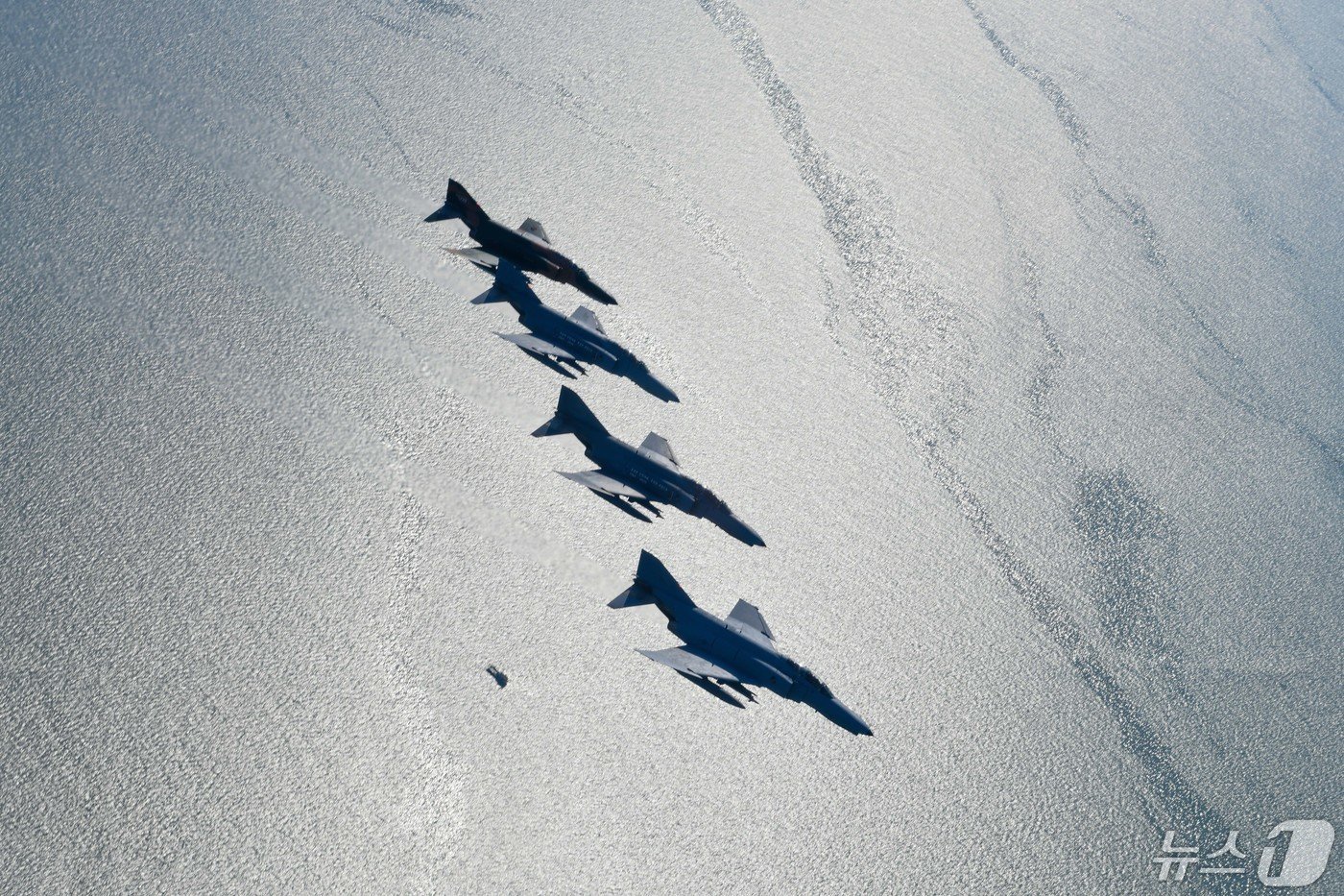 공군은 12일 &#39;필승편대&#39; F-4E 팬텀 4대가 49년 만의 국토순례 비행을 성공적으로 실시했다고 밝혔다. 사진은 지난 9일 팬텀 필승편대가 한반도 상공에서 국토순례 비행 중 서해안 상공을 지나는 모습. &#40;공군 제공&#41; 2024.5.12/뉴스1