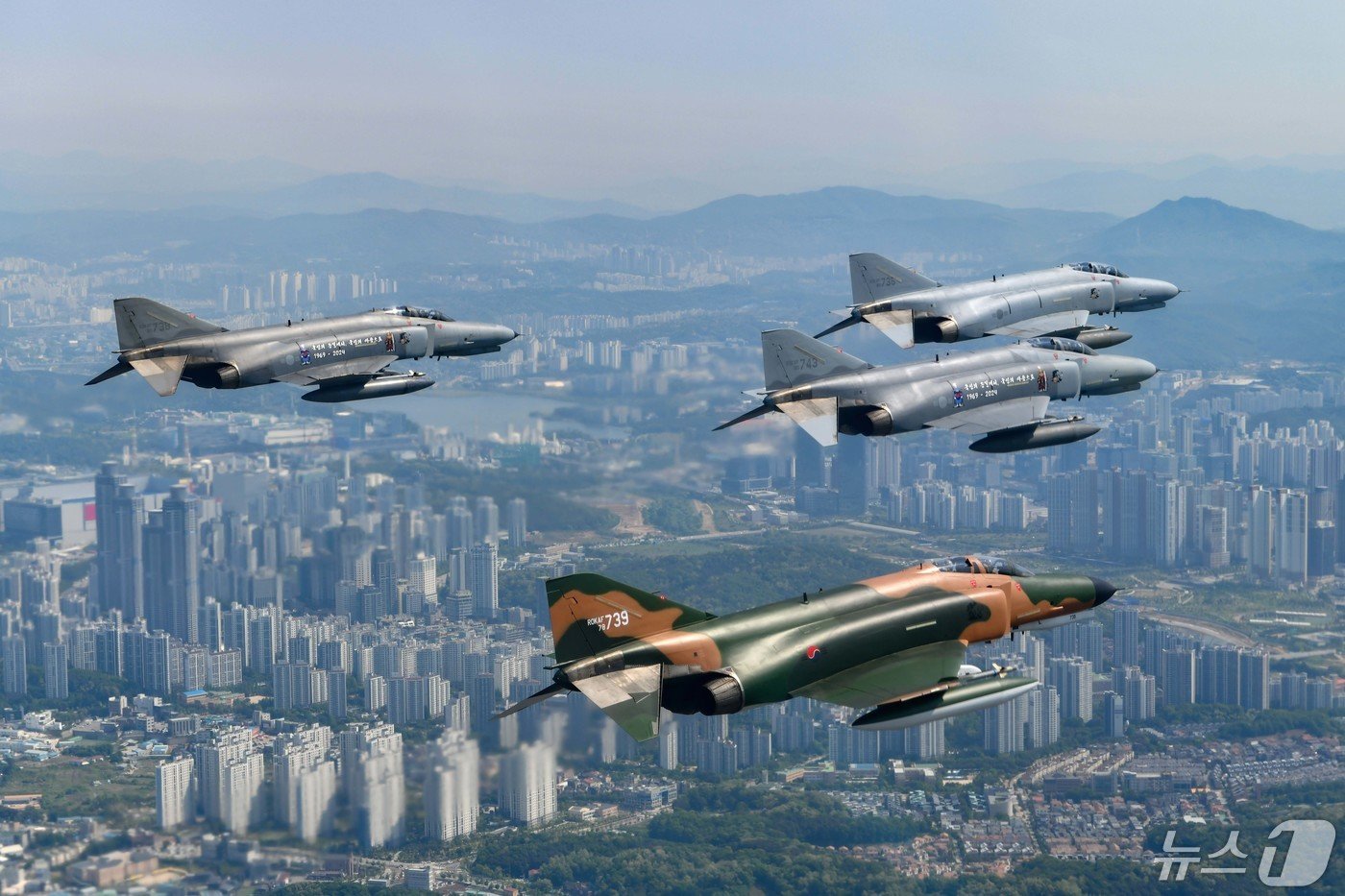 공군은 12일 &#39;필승편대&#39; F-4E 팬텀 4대가 49년 만의 국토순례 비행을 성공적으로 실시했다고 밝혔다. 사진은 지난 9일 팬텀 필승편대가 국토순례 비행 중 경기 수원시 상공을 지나는 모습. &#40;공군 제공&#41; 2024.5.12/뉴스1