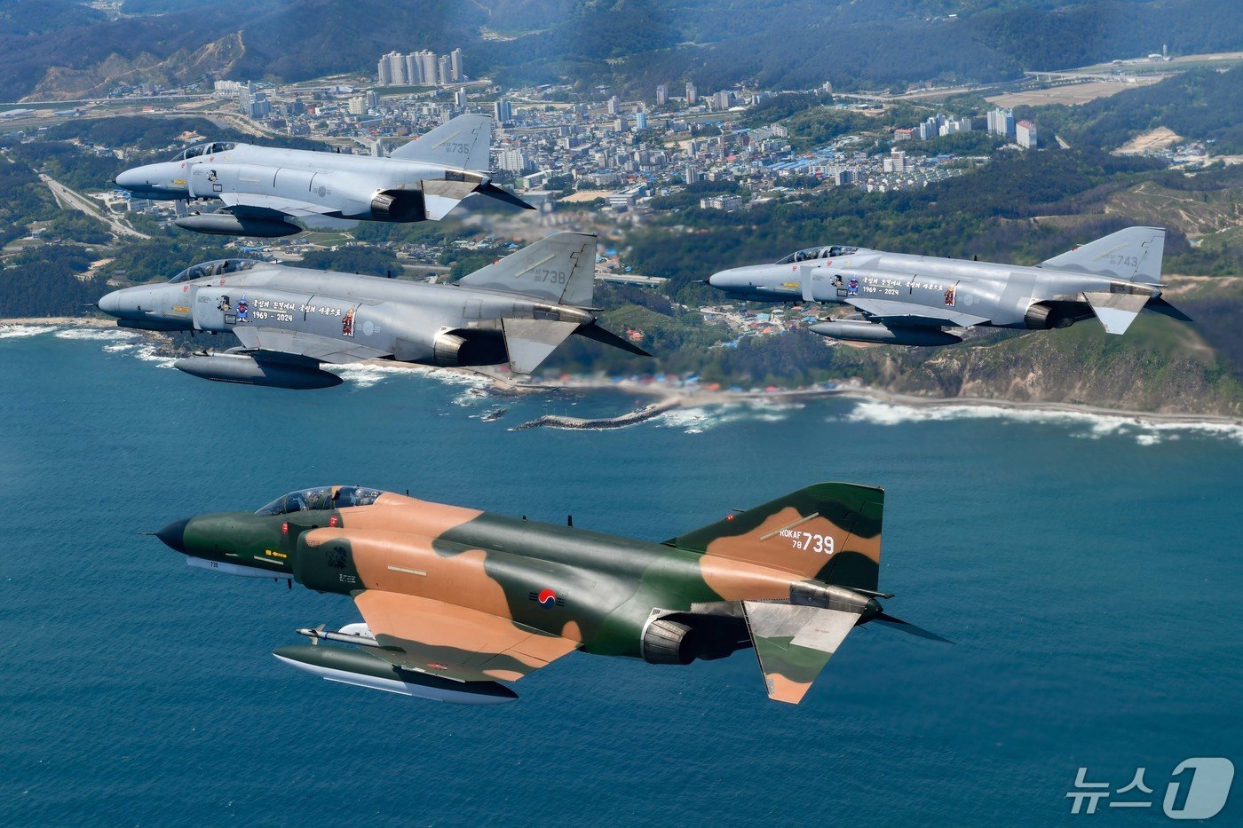 공군은 12일 &#39;필승편대&#39; F-4E 팬텀 4대가 49년 만의 국토순례 비행을 성공적으로 실시했다고 밝혔다. 사진은 지난 9일 팬텀 필승편대가 국토순례 비행 중 동해안 상공을 지나는 모습. &#40;공군 제공&#41; 2024.5.12/뉴스1