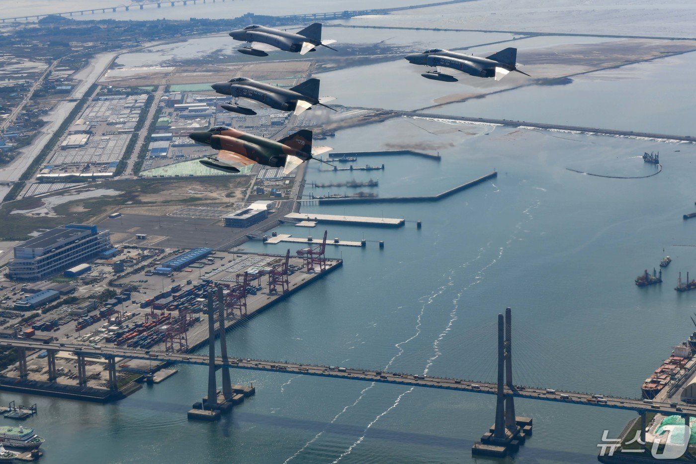 본문 이미지 - 공군은 12일 '필승편대' F-4E 팬텀 4대가 49년 만의 국토순례 비행을 성공적으로 실시했다고 밝혔다. 사진은 지난 9일 팬텀 필승편대가 국토순례 비행 중 서해대교 상공을 지나는 모습. (공군 제공) 2024.5.12/뉴스1