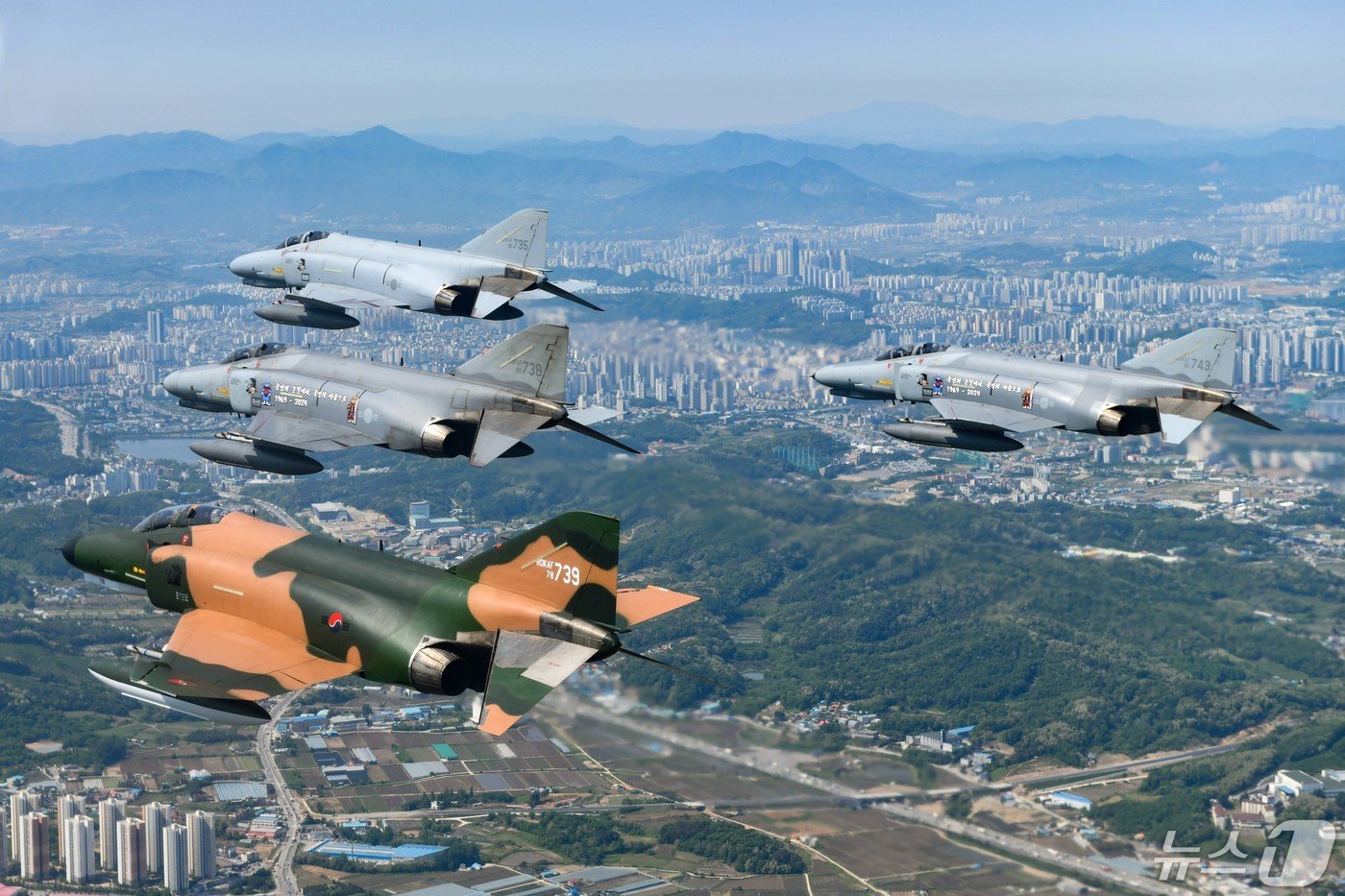 본문 이미지 - 공군은 12일 '필승편대' F-4E 팬텀 4대가 49년 만의 국토순례 비행을 성공적으로 실시했다고 밝혔다. 사진은 지난 9일 팬텀 필승편대가 국토순례 비행 중 성환 비상활주로 상공을 지나는 모습. (공군 제공) 2024.5.12/뉴스1