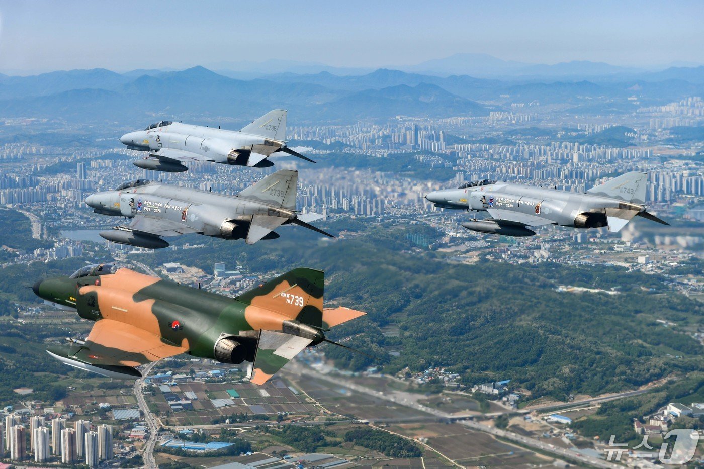 공군은 12일 &#39;필승편대&#39; F-4E 팬텀 4대가 49년 만의 국토순례 비행을 성공적으로 실시했다고 밝혔다. 사진은 지난 9일 팬텀 필승편대가 국토순례 비행 중 성환 비상활주로 상공을 지나는 모습. &#40;공군 제공&#41; 2024.5.12/뉴스1