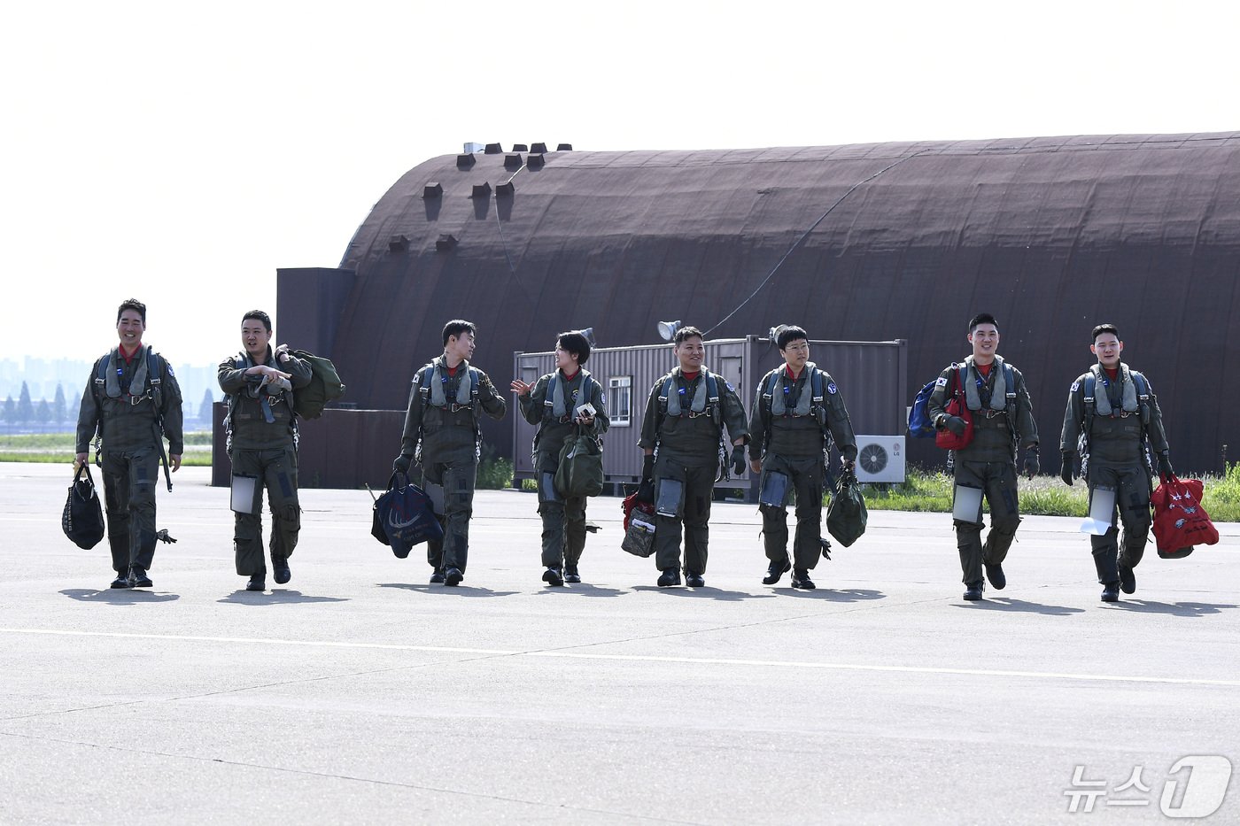 공군은 12일 &#39;필승편대&#39; F-4E 팬텀 4대가 49년 만의 국토순례 비행을 성공적으로 실시했다고 밝혔다. 사진은 지난 9일 팬텀 필승편대 조종사와 기자단이 국토순례 비행을 위해 이동하는 모습. &#40;공군 제공&#41; 2024.5.12/뉴스1