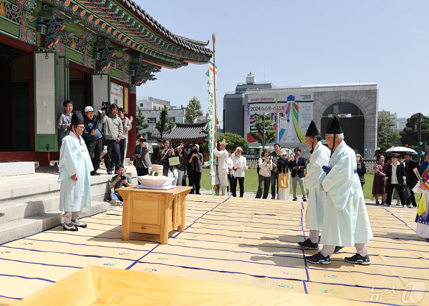 12일 강원 강릉 관아 동헌에서 열린 신주미 봉정식에서 김홍규 강릉시장이 봉정 의식을 진행하고 있다.&#40;강릉시 제공&#41; 2024.5.12/뉴스1