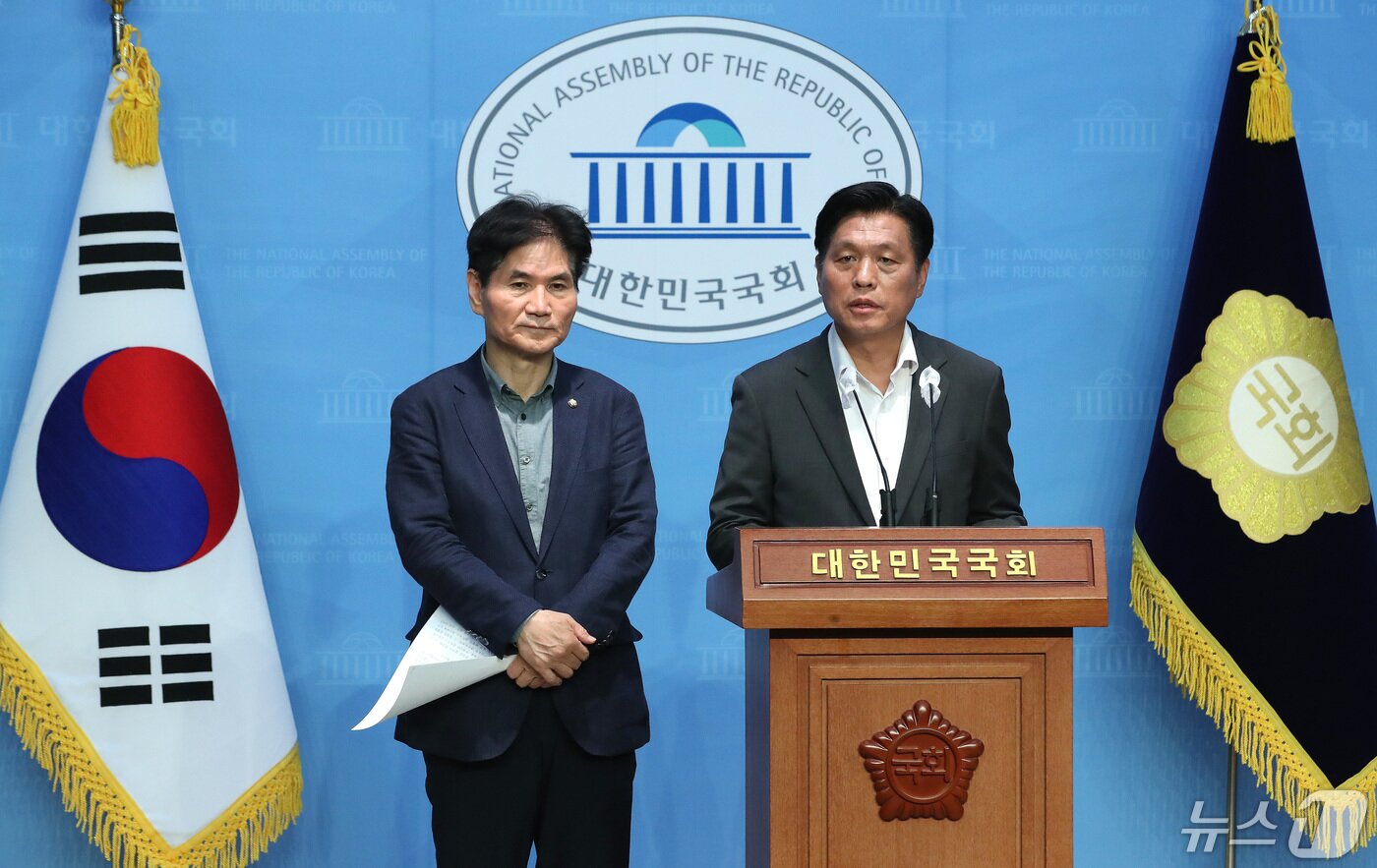 본문 이미지 - 조승래 더불어민주당 소속 국회 과학기술정보방송통신위원회 간사&#40;오른쪽&#41;와 이용선 외교통일위원회 간사가 12일 오후 서울 여의도 국회 소통관에서 일본 네이버 라인 사태 관련 기자회견을 하고 있다. 2024.5.12/뉴스1 ⓒ News1 임세영 기자