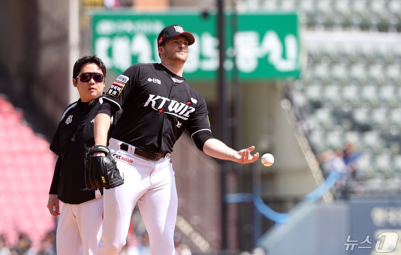 12일 오후 서울 송파구 잠실야구장에서 열린 프로야구 &#39;2024 신한 SOL 뱅크 KBO리그&#39; kt 위즈와 두산 베어스의 경기, 2회말 kt 선발투수 벤자민이 왼쪽 팔꿈치 불편감을 호소하며 교체되고 있다. 2024.5.12/뉴스1 ⓒ News1 이동해 기자