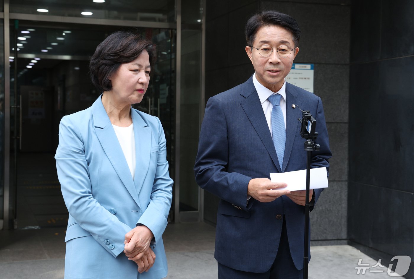 본문 이미지 - 추미애·조정식 더불어민주당 소속 국회의장 후보가 12일 서울 여의도의 한 식당에서 국회의장 후보 단일화 논의를 위한 회동을 마치고 취재진의 질문에 답하고 있다. (공동취재) 2024.5.12/뉴스1 ⓒ News1 임세영 기자