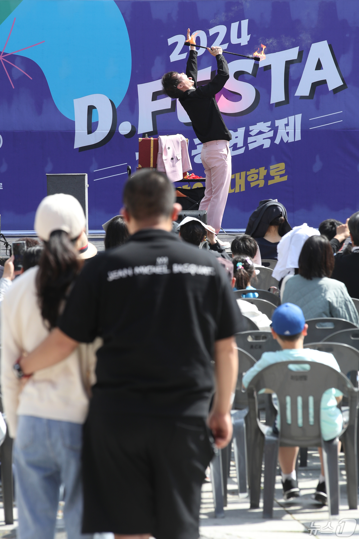 (서울=뉴스1) 이광호 기자 = 12일 오후 서울 종로구 대학로 마로니에공원에서 열린 '2024 D.FESTA'거리공연 축제를 찾은 시민들이 거리예술가 클라우마루의 공연을 관람하고 …