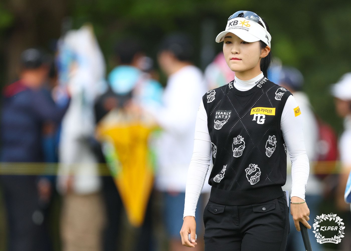 본문 이미지 - 이예원이 12일 열린 KLPGA투어 NH투자증권 레이디스 챔피언십 최종 라운드에서 3번홀 버디를 기록한 뒤 홀아웃 하고 있다. (KLPGA 제공)