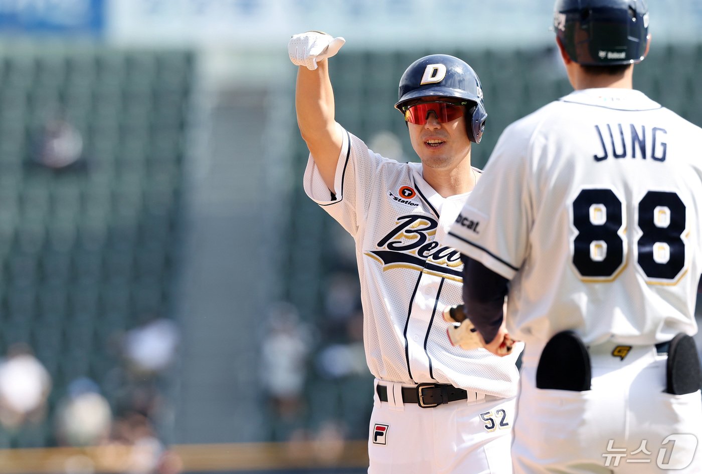 본문 이미지 - 12일 오후 서울 송파구 잠실야구장에서 열린 프로야구 '2024 신한 SOL 뱅크 KBO리그' kt 위즈와 두산 베어스의 경기, 5회말 1사 3루 두산 김재호가 1타점 적시타를 때려낸 뒤 세리머니하고 있다. 2024.5.12/뉴스1 ⓒ News1 이동해 기자