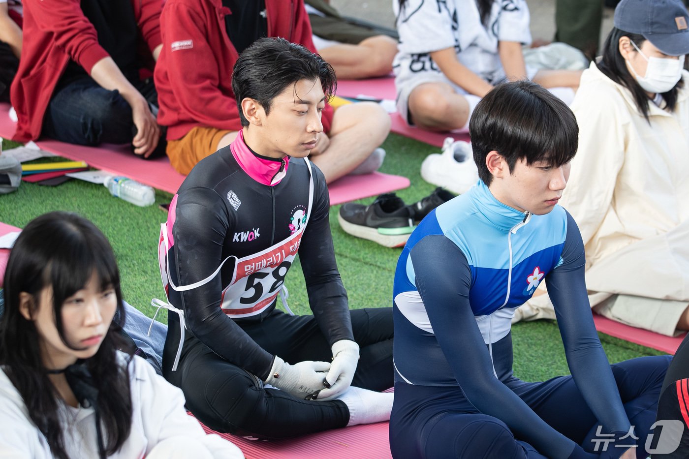 본문 이미지 - 쇼트트랙 선수 곽윤기가 12일 서울 반포한강공원 잠수교에서 열린 '한강 멍때리기 대회'에 참석해 멍하니 앉아 있다.  2024.5.12/뉴스1 ⓒ News1 유승관 기자