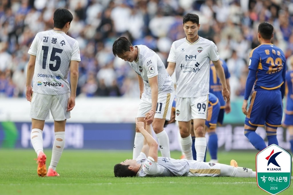 2-2로 비긴 뒤 엇갈린 표정의 울산 HD와 김천 상무.&#40;한국프로축구연맹 제공&#41;