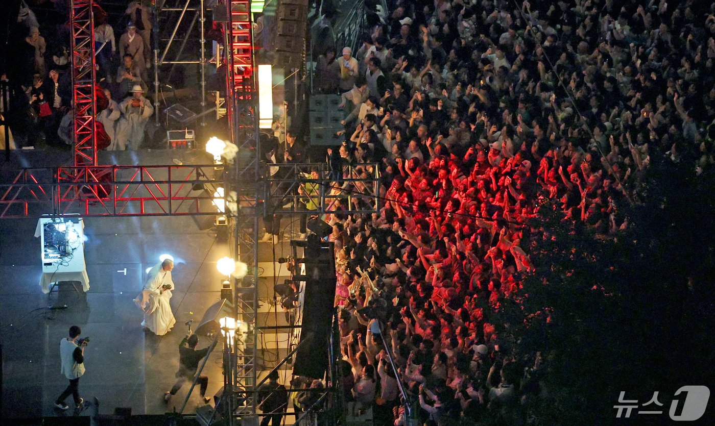 본문 이미지 - 부처님오신날은 사흘 앞둔 12일 오후 서울 종로구 조계사 일대에서 열린 일렉트로닉 댄스 뮤직(EDM) 난장에서 뉴진스님으로 활동 중인 개그맨 윤성호의 디제이 공연이 진행되고 있다. 2024.5.12/뉴스1 ⓒ News1 장수영 기자