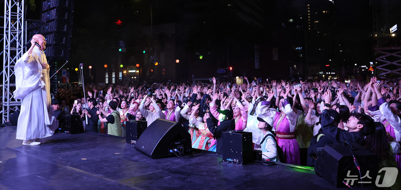 (서울=뉴스1) 이동해 기자 = 부처님오신날은 사흘 앞둔 12일 오후 서울 종로구 조계사 일대에서 열린 일렉트로닉 댄스 뮤직(EDM) 난장에서 뉴진스님으로 활동 중인 개그맨 윤성호 …