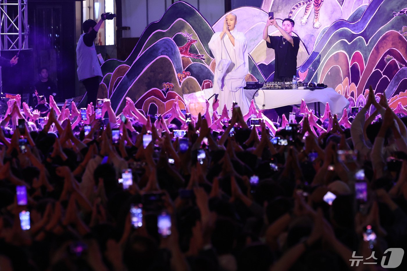 본문 이미지 - 부처님오신날은 사흘 앞둔 12일 오후 서울 종로구 조계사 일대에서 열린 일렉트로닉 댄스 뮤직(EDM) 난장에서 뉴진스님으로 활동 중인 개그맨 윤성호의 디제이 공연이 진행되고 있다. 2024.5.12/뉴스1 ⓒ News1 이동해 기자